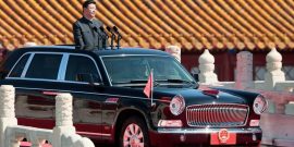 Китайский лидер появился на новом лимузине